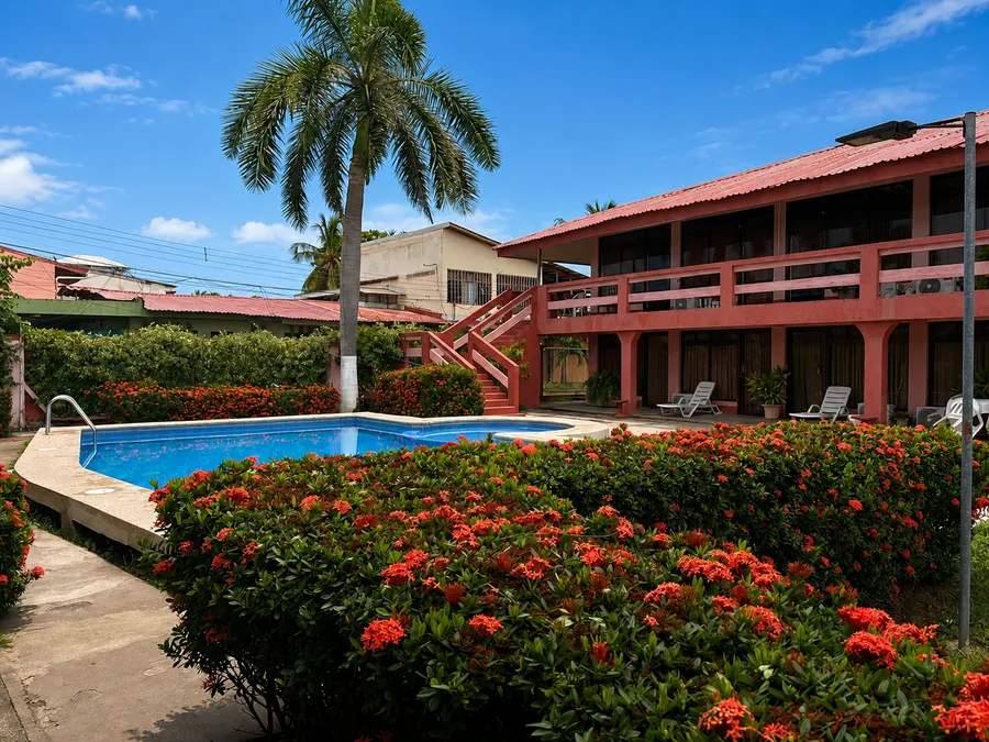 Vista de la piscina desde el lado de la soda